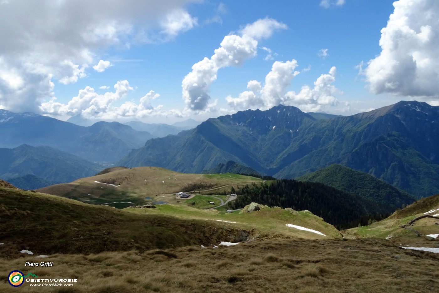 66 Dalla cima dell'Avaro vista sui Piani d'Avaro.JPG